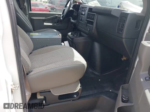 ✅ 2020 Chevrolet Express Cargo • VIN: 1GCWGAFP3L1240299 • Lot: 42522748. Wystawiony na IAAI z przebiegiem 129 759 mil. Bezpłatny archiwum sprzedaży aukcyjnych z USA i szczegółowy raport historii pojazdu na DreamBid. Zdjęcie 5.