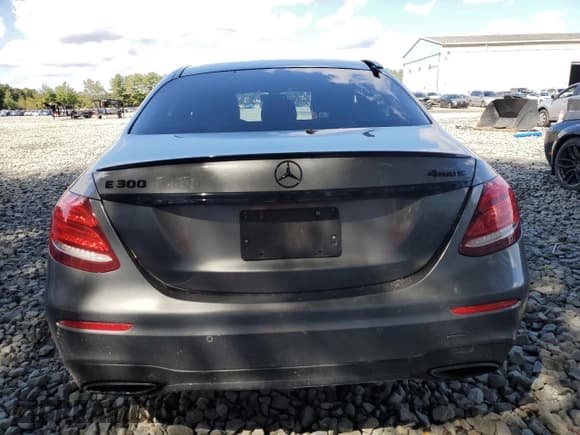 ✅ 2018 Mercedes-Benz E 300 • VIN: WDDZF4KB1JA380625 • Lot: 81738205. Wystawiony na Copart z przebiegiem 154 081 mil. Bezpłatny archiwum sprzedaży aukcyjnych z USA i szczegółowy raport historii pojazdu na DreamBid. Zdjęcie 6.
