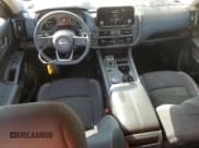 ✅ 2023 Nissan Pathfinder S • VIN: 5N1DR3AC2PC236669 • Lot: 75611324. Wystawiony na Copart z przebiegiem 26 775 mil. Bezpłatny archiwum sprzedaży aukcyjnych z USA i szczegółowy raport historii pojazdu na DreamBid. Zdjęcie 8.