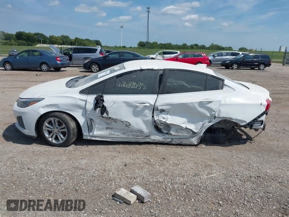 ✅ 2019 Chevrolet Cruze LT • VIN: 1G1BE5SM9K7118039 • Lot: 43106145. Listed on IAAI with Not provided. Free auction sales archive from the USA and detailed vehicle history report at DreamBid. Image 13.