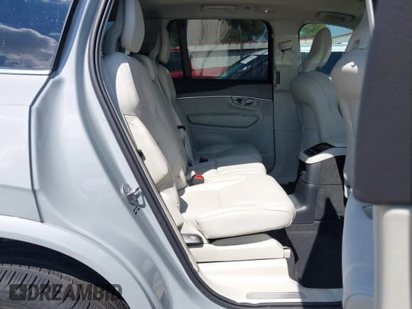 ✅ 2025 Volvo XC90 Ultra • VIN: YV4H60PF4S1325076 • Lot: 43351680. Listed on IAAI with 7,574 mi. Free auction sales archive from the USA and detailed vehicle history report at DreamBid. Image 8.