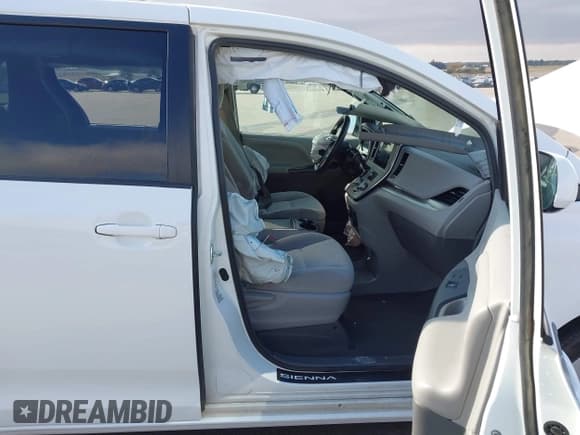 ✅ 2016 Toyota Sienna LE AAS • VIN: 5TDKK3DC7GS756912 • Lot: 43579995. Wystawiony na IAAI z przebiegiem 166 715 mil. Bezpłatny archiwum sprzedaży aukcyjnych z USA i szczegółowy raport historii pojazdu na DreamBid. Zdjęcie 5.