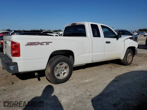 2007 Dodge Dakota ST z VIN 1D7HW22K57S216328, wystawiony jako Copart lot #47400585 z przebiegiem Nie podano mil oraz Szkoda całkowita • Salvage title. Historia ofert i sprzedaży dostępna na DreamBid. Obrazek 3.