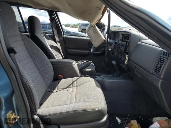 ✅ 1999 Jeep Cherokee Sport • VIN: 1J4FT68S7XL559672 • Lot: 83984555. Wystawiony na Copart z przebiegiem Nie podano. Bezpłatny archiwum sprzedaży aukcyjnych z USA i szczegółowy raport historii pojazdu na DreamBid. Zdjęcie 7.