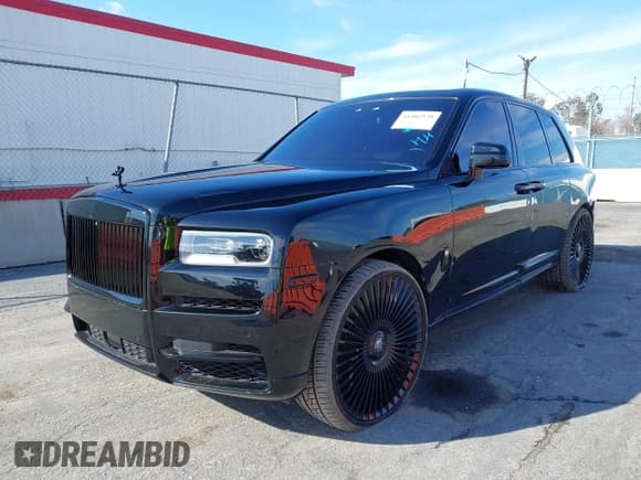 ✅ 2021 Rolls-Royce Cullinan • VIN: SLATV4C0XMU208037 • Lot: 41402539. Wystawiony na IAAI z przebiegiem 27 057 mil. Bezpłatny archiwum sprzedaży aukcyjnych z USA i szczegółowy raport historii pojazdu na DreamBid. Zdjęcie 2.