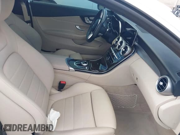 ✅ 2019 Mercedes-Benz C 300 • VIN: WDDWJ8DB2KF863714 • Lot: 42569540. Wystawiony na IAAI z przebiegiem 40 255 mil. Bezpłatny archiwum sprzedaży aukcyjnych z USA i szczegółowy raport historii pojazdu na DreamBid. Zdjęcie 5.