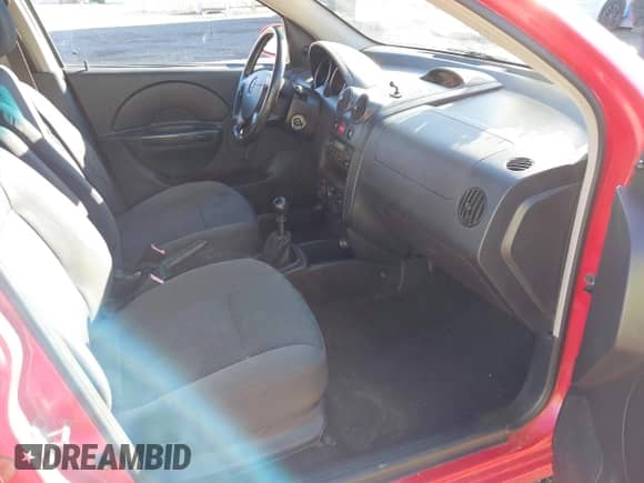 2008 Chevrolet Aveo LS z VIN KL1TD66678B188684, wystawiony jako IAAI lot #41622056 z przebiegiem 73 286 mil mil oraz . Historia ofert i sprzedaży dostępna na DreamBid. Obrazek 5.