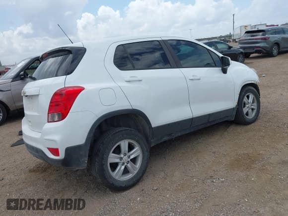 ✅ 2020 Chevrolet Trax LS • VIN: KL7CJKSB4LB042102 • Lot: 43098352. Wystawiony na IAAI z przebiegiem 42 059 mil. Bezpłatny archiwum sprzedaży aukcyjnych z USA i szczegółowy raport historii pojazdu na DreamBid. Zdjęcie 4.