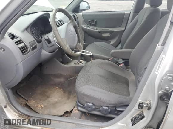 2002 Hyundai Accent GL z VIN KMHCG45C02U319604, wystawiony jako Copart lot #47602165 z przebiegiem 177 913 mil mil oraz Czysty tytuł • Clean title. Historia ofert i sprzedaży dostępna na DreamBid. Obrazek 7.