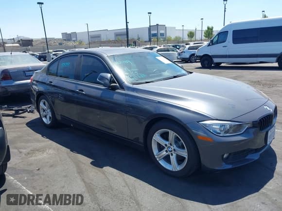 ✅ 2015 BMW 3 Series 328d • VIN: WBA3D3C57FK157626 • Lot: 43022011. Wystawiony na IAAI z przebiegiem 110 424 mil. Bezpłatny archiwum sprzedaży aukcyjnych z USA i szczegółowy raport historii pojazdu na DreamBid. Zdjęcie 14.