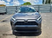 ✅ 2024 Toyota RAV4 XLE • VIN: 2T3W1RFV0RC261086 • Lot: 61905895. Wystawiony na Copart z przebiegiem 28 145 mil. Bezpłatny archiwum sprzedaży aukcyjnych z USA i szczegółowy raport historii pojazdu na DreamBid. Zdjęcie 5.