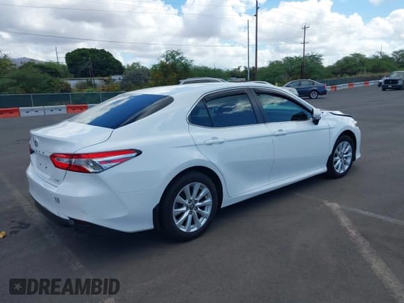 ✅ 2018 Toyota Camry LE • VIN: 4T1B11HK5JU015844 • Lot: 43075078. Listed on IAAI with 86,933 mi. Free auction sales archive from the USA and detailed vehicle history report at DreamBid. Image 4.