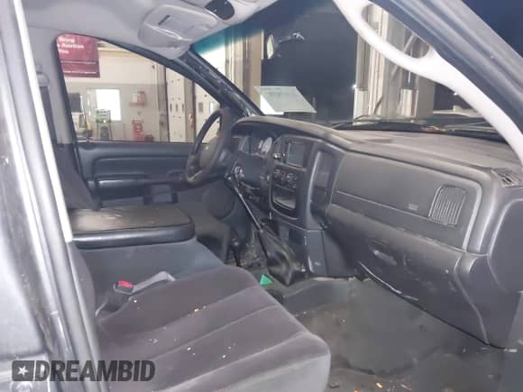 2004 Dodge 3500 ST z VIN 3D7LU38C34G264693, wystawiony jako IAAI lot #41078087 z przebiegiem 201 833 mil mil oraz . Historia ofert i sprzedaży dostępna na DreamBid. Obrazek 5.