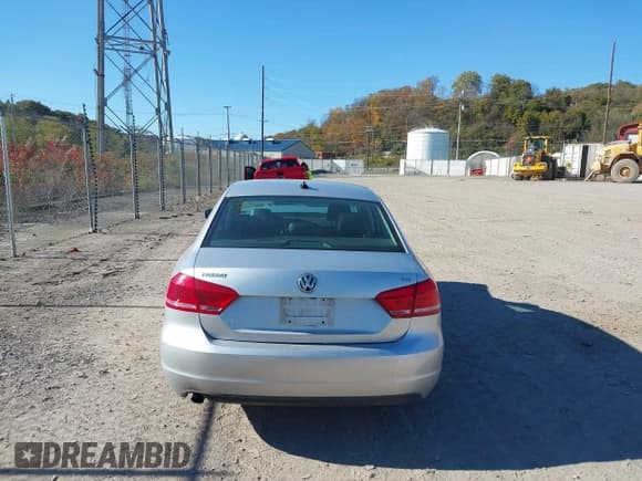 ✅ 2015 Volkswagen Passat S • VIN: 1VWAT7A34FC072238 • Lot: 43548104. Wystawiony na IAAI z przebiegiem 130 002 mil. Bezpłatny archiwum sprzedaży aukcyjnych z USA i szczegółowy raport historii pojazdu na DreamBid. Zdjęcie 16.