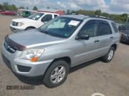 ✅ 2010 Kia Sportage LX • VIN: KNDKGCA38A7710898 • Лот: 43202517. Опубликован ранее на IAAI с пробегом 220 554 миль. Бесплатный доступ к архиву аукционных продаж из США и подробный отчёт об истории автомобиля на DreamBid. Изображение 2.