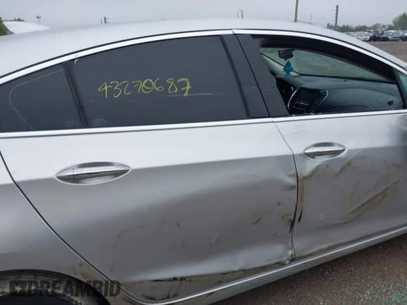 2018 Chevrolet Cruze Premier z VIN 3G1BF6SM8JS564749, wystawiony jako IAAI lot #43270687 z przebiegiem 175 318 mil mil oraz . Historia ofert i sprzedaży dostępna na DreamBid. Obrazek 13.