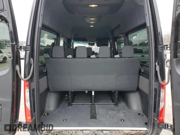 ✅ 2019 Mercedes-Benz Sprinter Passenger • VIN: WDZPF0CD0KP053741 • Lot: 87728715. Wystawiony na Copart z przebiegiem 75 061 mil. Bezpłatny archiwum sprzedaży aukcyjnych z USA i szczegółowy raport historii pojazdu na DreamBid. Zdjęcie 10.