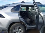 ✅ 2022 Toyota RAV4 Hybrid XLE • VIN: 4T3RWRFV8NU052766 • Lot: 43836286. Wystawiony na IAAI z przebiegiem 44 609 mil. Bezpłatny archiwum sprzedaży aukcyjnych z USA i szczegółowy raport historii pojazdu na DreamBid. Zdjęcie 8.