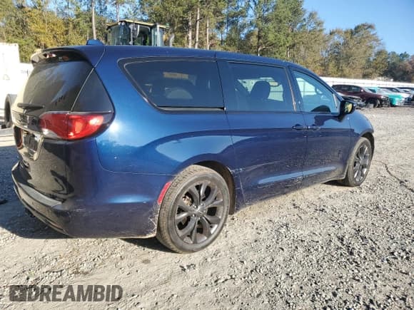 ✅ 2020 Chrysler Pacifica Touring • VIN: 2C4RC1FGXLR233113 • Lot: 93093925. Listed on Copart with 131,873 mi. Free auction sales archive from the USA and detailed vehicle history report at DreamBid. Image 3.