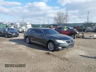 ✅ 2011 Lexus LS 460 • VIN: JTHCL5EF8B5012027 • Lot: 43864785. Wystawiony na IAAI z przebiegiem 175 799 mil. Bezpłatny archiwum sprzedaży aukcyjnych z USA i szczegółowy raport historii pojazdu na DreamBid. Zdjęcie 1.