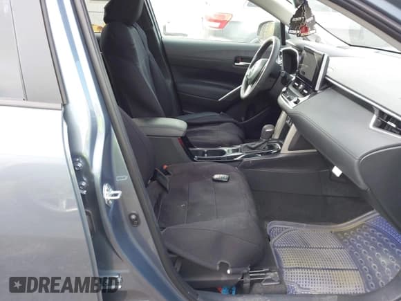 ✅ 2024 Toyota Corolla Cross XLE • VIN: 7MUDAABG0RV098817 • Lot: 43495355. Wystawiony na IAAI z przebiegiem 18 563 mil. Bezpłatny archiwum sprzedaży aukcyjnych z USA i szczegółowy raport historii pojazdu na DreamBid. Zdjęcie 5.