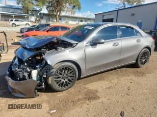 ✅ 2020 Mercedes-Benz A 220 • VIN: W1K3G4EB7LW044577 • Лот: 84294605. Опубликован ранее на Copart с пробегом 60 140 миль. Бесплатный доступ к архиву аукционных продаж из США и подробный отчёт об истории автомобиля на DreamBid. Изображение 1.