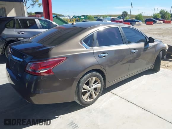 ✅ 2013 Nissan Altima SV • VIN: 1N4AL3AP3DC170677 • Lot: 43707964. Listed on IAAI with 236,779 mi. Free auction sales archive from the USA and detailed vehicle history report at DreamBid. Image 4.