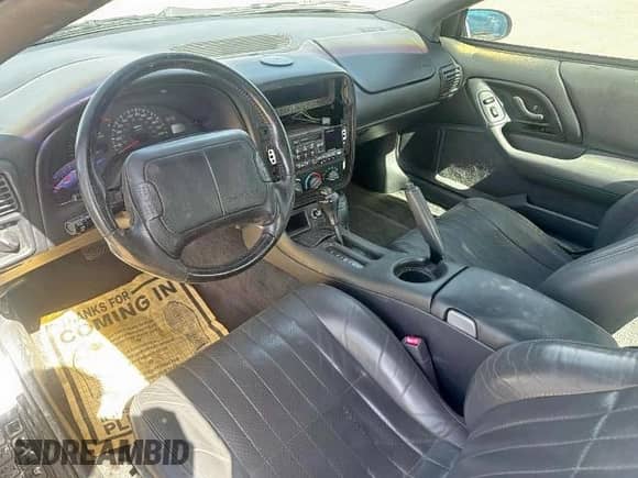 1997 Chevrolet Camaro z VIN 2G1FP22KXV2124842, wystawiony jako Copart lot #59028955 z przebiegiem 63 763 mil mil oraz Czysty tytuł • Clean title. Historia ofert i sprzedaży dostępna na DreamBid. Obrazek 5.