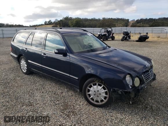 ✅ 2001 Mercedes-Benz E 320 • VIN: WDBJH65JX1B387291 • Лот: 79756824. Опубликован ранее на Copart с пробегом 261 205 миль. Бесплатный доступ к архиву аукционных продаж из США и подробный отчёт об истории автомобиля на DreamBid. Изображение 4.
