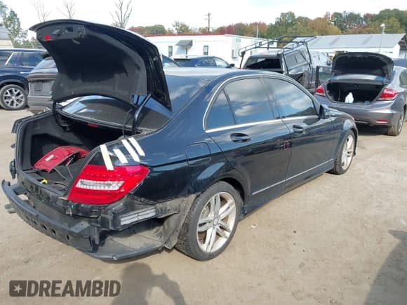 ✅ 2013 Mercedes-Benz C 250 Sport • VIN: WDDGF4HB9DR264819 • Lot: 43515867. Wystawiony na IAAI z przebiegiem 139 108 mil. Bezpłatny archiwum sprzedaży aukcyjnych z USA i szczegółowy raport historii pojazdu na DreamBid. Zdjęcie 4.