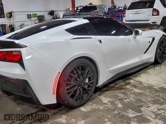 ✅ 2015 Chevrolet Corvette 1LT • VIN: 1G1YB2D7XF5117802 • Lot: 96022475. Wystawiony na Copart z przebiegiem 54 182 mil. Bezpłatny archiwum sprzedaży aukcyjnych z USA i szczegółowy raport historii pojazdu na DreamBid. Zdjęcie 4.