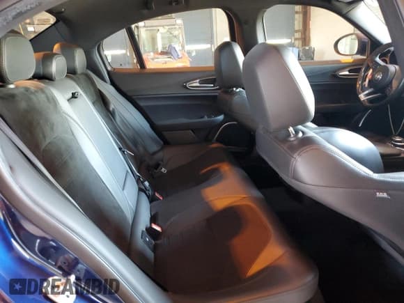 ✅ 2019 Alfa Romeo Giulia Quadrifoglio • VIN: ZARFAMEV1K7600139 • Lot: 90124555. Wystawiony na Copart z przebiegiem 61 821 mil. Bezpłatny archiwum sprzedaży aukcyjnych z USA i szczegółowy raport historii pojazdu na DreamBid. Zdjęcie 10.