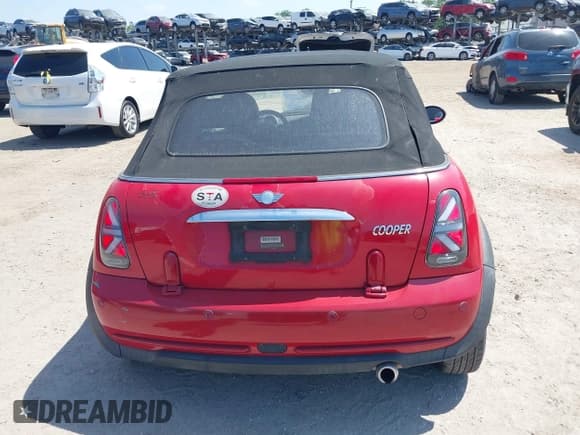 ✅ 2006 MINI Convertible • VIN: WMWRF33556TG14466 • Lot: 42096368. Wystawiony na IAAI z przebiegiem 120 230 mil. Bezpłatny archiwum sprzedaży aukcyjnych z USA i szczegółowy raport historii pojazdu na DreamBid. Zdjęcie 17.