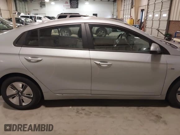 ✅ 2020 Hyundai Ioniq Blue • VIN: KMHC65LC4LU213542 • Lot: 41361881. Wystawiony na IAAI z przebiegiem 120 250 mil. Bezpłatny archiwum sprzedaży aukcyjnych z USA i szczegółowy raport historii pojazdu na DreamBid. Zdjęcie 13.