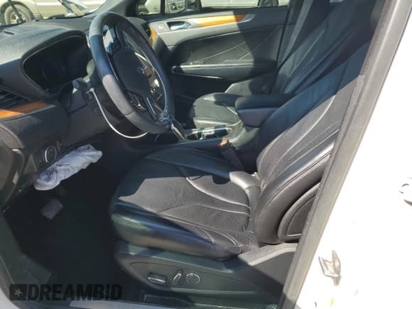 ✅ 2019 Lincoln MKC Reserve • VIN: 5LMCJ3C90KUL52134 • Lot: 85869485. Wystawiony na Copart z przebiegiem 73 382 mil. Bezpłatny archiwum sprzedaży aukcyjnych z USA i szczegółowy raport historii pojazdu na DreamBid. Zdjęcie 7.