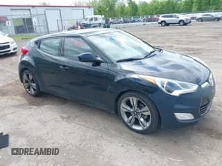 ✅ 2013 Hyundai Veloster w/Black Int • VIN: KMHTC6AD5DU084996 • Lot: 42279292. Wystawiony na IAAI z przebiegiem 179 460 mil. Bezpłatny archiwum sprzedaży aukcyjnych z USA i szczegółowy raport historii pojazdu na DreamBid. Zdjęcie 1.