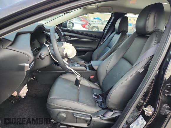 ✅ 2025 Mazda 3 S Select Sport • VIN: 3MZBPABM1SM473686 • Lot: 82748045. Wystawiony na Copart z przebiegiem 6 785 mil. Bezpłatny archiwum sprzedaży aukcyjnych z USA i szczegółowy raport historii pojazdu na DreamBid. Zdjęcie 7.