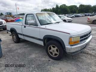 1993 Dodge Dakota S z VIN 1B7FL26X8PS102811, wystawiony jako IAAI lot #42647610 z przebiegiem 194 135 mil mil oraz . Historia ofert i sprzedaży dostępna na DreamBid. Obrazek 1.