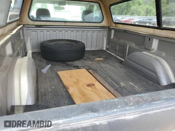 2004 Chevrolet Silverado 1500 z VIN 1GCEC14T54Z330032, wystawiony jako Copart lot #63007825 z przebiegiem 137 965 mil mil oraz Czysty tytuł • Clean title. Historia ofert i sprzedaży dostępna na DreamBid. Obrazek 10.