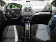 2009 Chevrolet Aveo 1LT z VIN KL1TD56E99B389201, wystawiony jako Copart lot #42590725 z przebiegiem 82 382 mil mil oraz Czysty tytuł • Clean title. Historia ofert i sprzedaży dostępna na DreamBid. Obrazek 8.