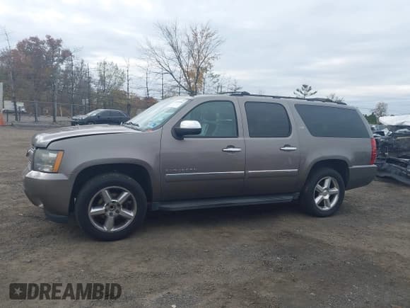 ✅ 2011 Chevrolet Suburban LTZ • VIN: 1GNSKKE39BR170395 • Lot: 43604666. Listed on IAAI with 186,630 mi. Free auction sales archive from the USA and detailed vehicle history report at DreamBid. Image 14.