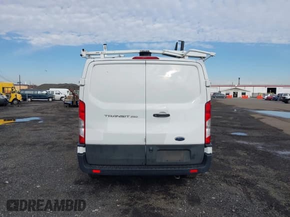 ✅ 2021 Ford Transit Cargo • VIN: 1FTBR1Y85MKA06966 • Lot: 43540742. Wystawiony na IAAI z przebiegiem 111 471 mil. Bezpłatny archiwum sprzedaży aukcyjnych z USA i szczegółowy raport historii pojazdu na DreamBid. Zdjęcie 16.