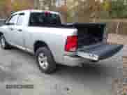 2017 Ram 1500 Express z VIN 1C6RR7FT3HS691054, wystawiony jako IAAI lot #43492242 z przebiegiem 109 532 mil mil oraz . Historia ofert i sprzedaży dostępna na DreamBid. Obrazek 3.