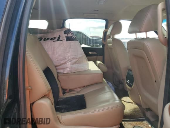 ✅ 2008 Chevrolet Suburban LTZ • VIN: 3GNFC16068G106370 • Лот: 92031135. Опубликован ранее на Copart с пробегом 233 650 миль. Бесплатный доступ к архиву аукционных продаж из США и подробный отчёт об истории автомобиля на DreamBid. Изображение 10.