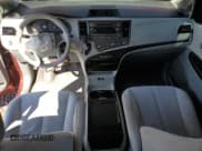 ✅ 2011 Toyota Sienna LE • VIN: 5TDKK3DC0BS103251 • Lot: 82477175. Wystawiony na Copart z przebiegiem 156 846 mil. Bezpłatny archiwum sprzedaży aukcyjnych z USA i szczegółowy raport historii pojazdu na DreamBid. Zdjęcie 8.