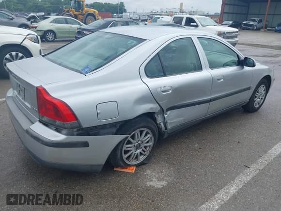 ✅ 2003 Volvo S60 2.4L • VIN: YV1RS61T532254240 • Lot: 42439815. Wystawiony na IAAI z przebiegiem 168 807 mil. Bezpłatny archiwum sprzedaży aukcyjnych z USA i szczegółowy raport historii pojazdu na DreamBid. Zdjęcie 4.