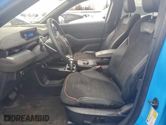 ✅ 2023 Ford Mustang Mach-E GT • VIN: 3FMTK4SE5PMA46837 • Lot: 94978925. Wystawiony na Copart z przebiegiem 14 441 mil. Bezpłatny archiwum sprzedaży aukcyjnych z USA i szczegółowy raport historii pojazdu na DreamBid. Zdjęcie 7.