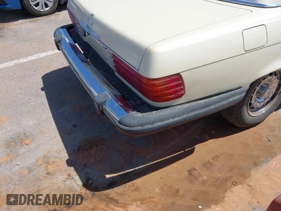 ✅ 1981 Mercedes-Benz 380 SL • VIN: WDBBA45A0BB004442 • Лот: 42124354. Опубликован ранее на IAAI с пробегом 177 453 миль. Бесплатный доступ к архиву аукционных продаж из США и подробный отчёт об истории автомобиля на DreamBid. Изображение 6.