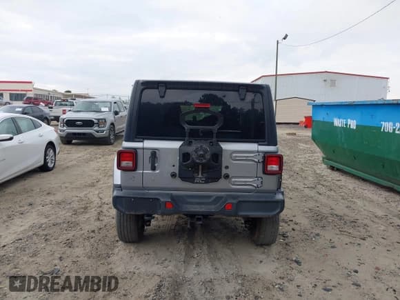 ✅ 2020 Jeep Wrangler Unlimited Sahara • VIN: 1C4HJXENXLW135615 • Lot: 42611859. Wystawiony na IAAI z przebiegiem 85 452 mil. Bezpłatny archiwum sprzedaży aukcyjnych z USA i szczegółowy raport historii pojazdu na DreamBid. Zdjęcie 17.