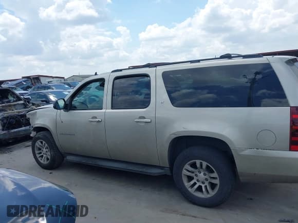 ✅ 2013 Chevrolet Suburban LT • VIN: 1GNSCJE06DR121770 • Lot: 43074095. Wystawiony na IAAI z przebiegiem 240 775 mil. Bezpłatny archiwum sprzedaży aukcyjnych z USA i szczegółowy raport historii pojazdu na DreamBid. Zdjęcie 15.